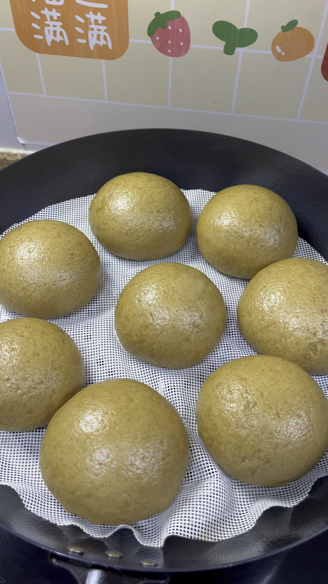 这个红薯面馒头口感沙沙的,甜丝丝的