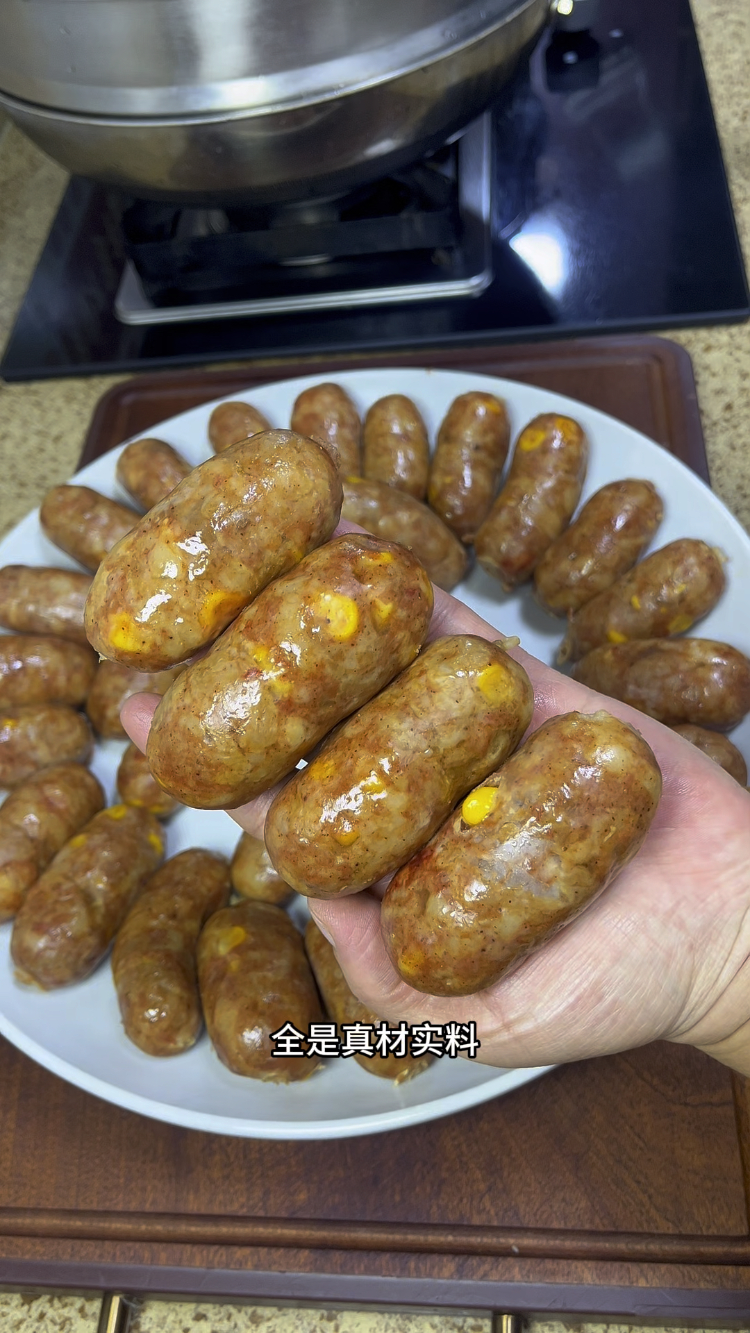 今天又用猪后腿肉给家人做了脆皮肠,猪肉玉米的。