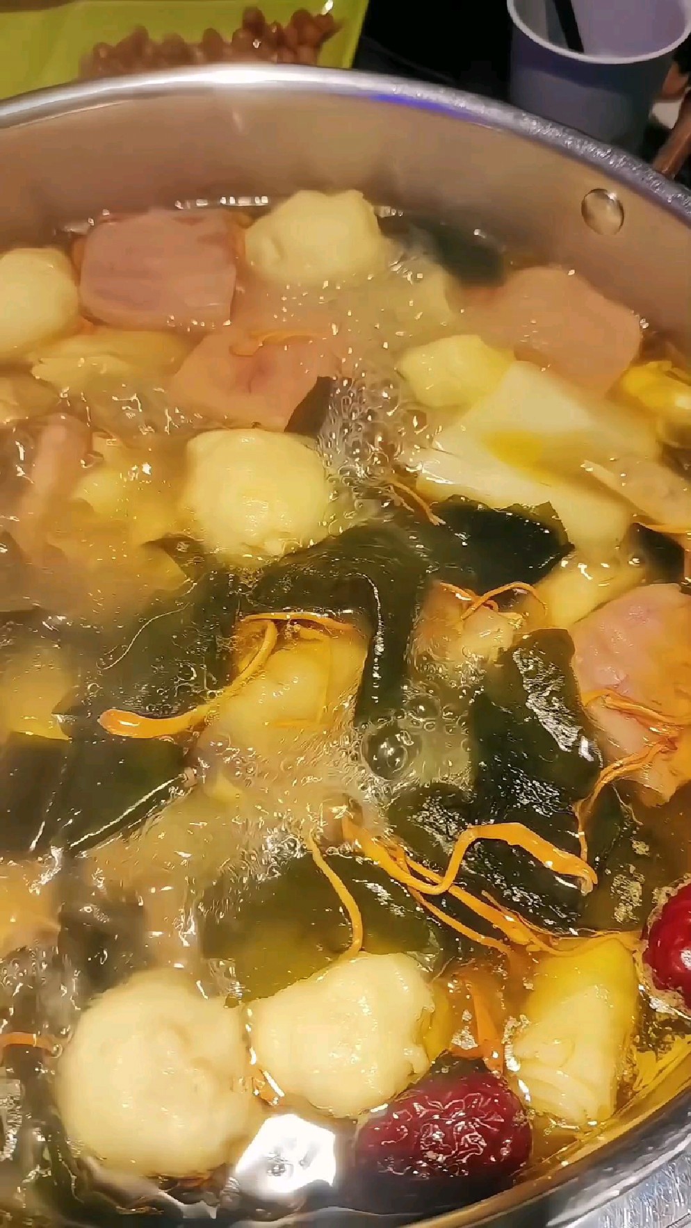 热气腾腾的鸡煲火锅,温暖你的胃,更温暖你的心。 #美食推荐