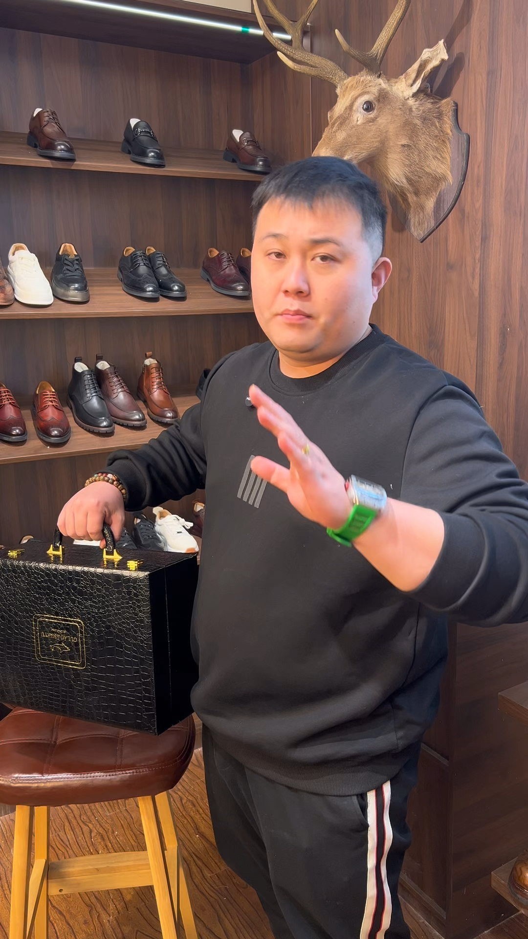 高端定制鳄鱼皮轻便保暖慢跑鞋