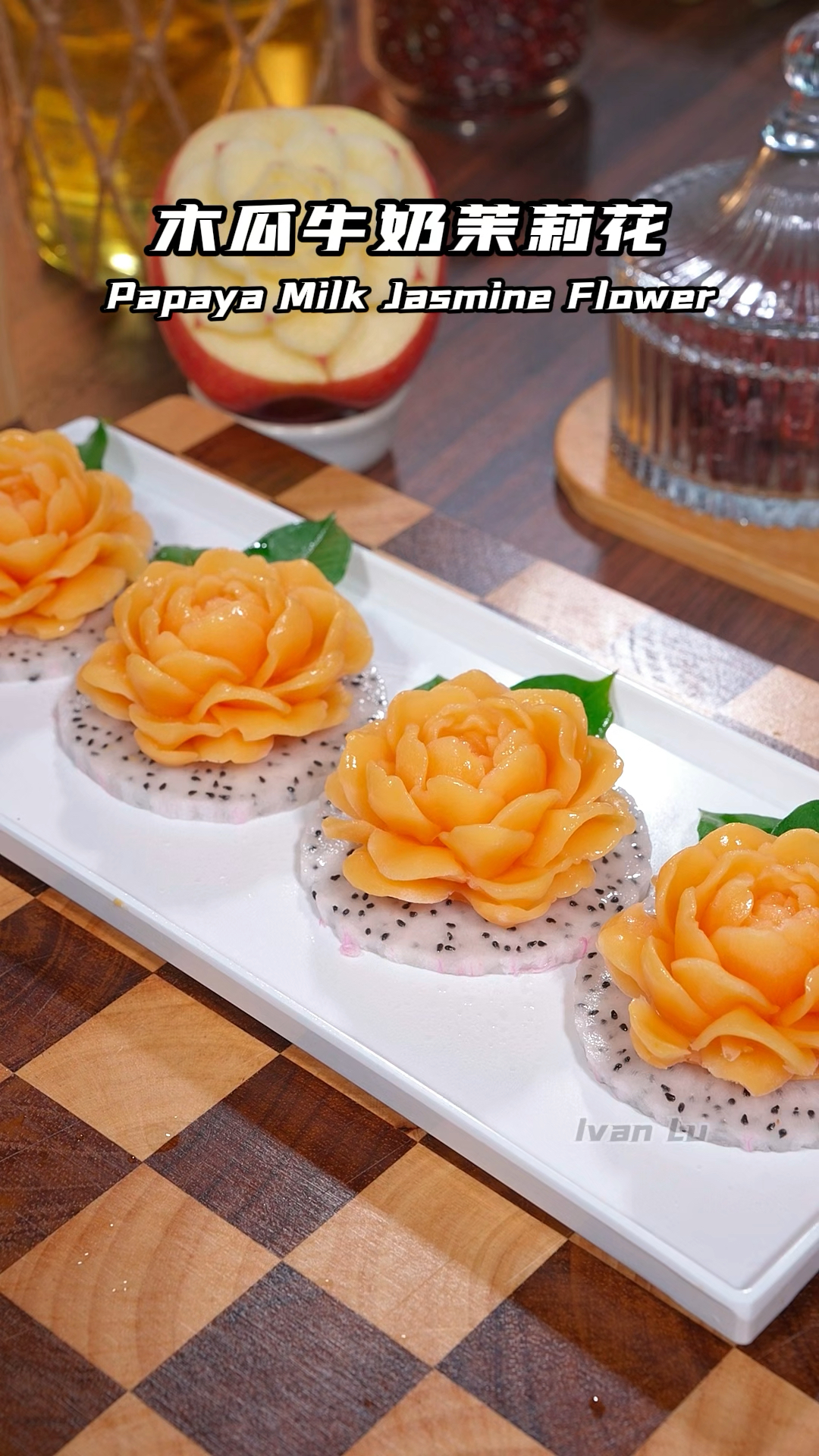 把木瓜放入锅中蒸一蒸,出锅竟然是年夜饭上很火的一道特色美食