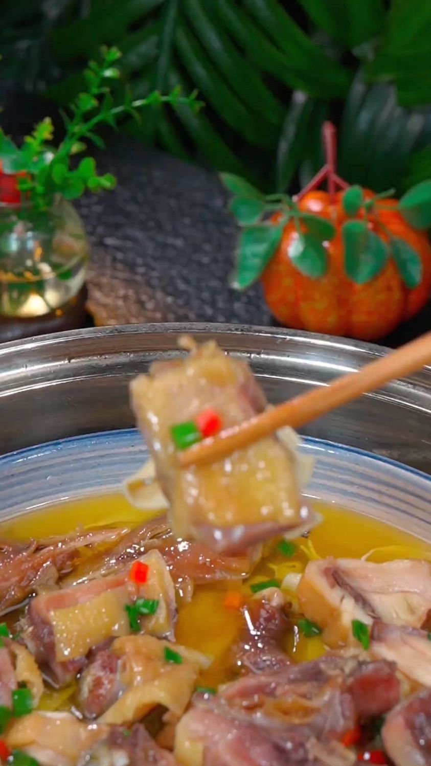 清蒸风干鸡,肉质紧实有嚼劲,越嚼越香!好吃到停不下来