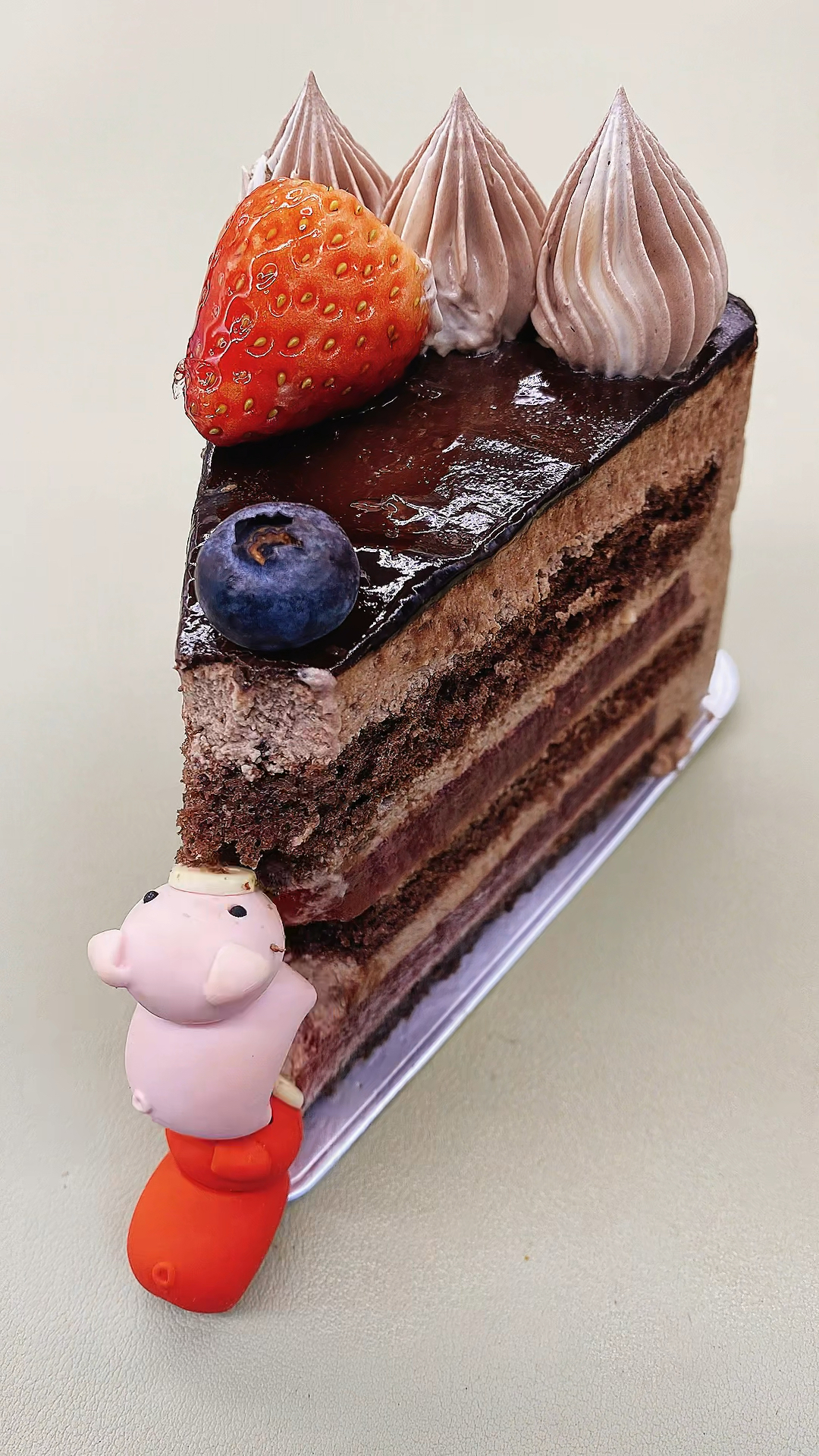 小猪吃块大蛋糕,超满足!