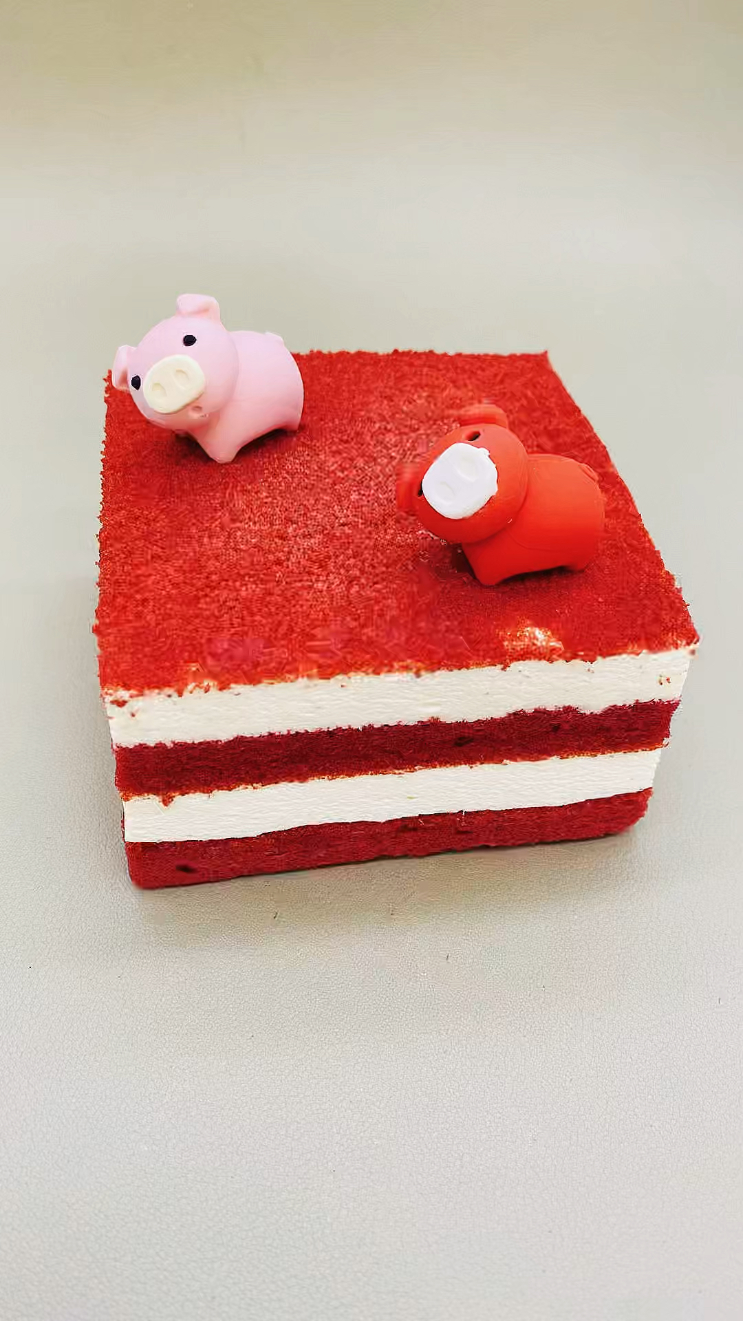 哇!今天猪猪要吃一块大蛋糕!