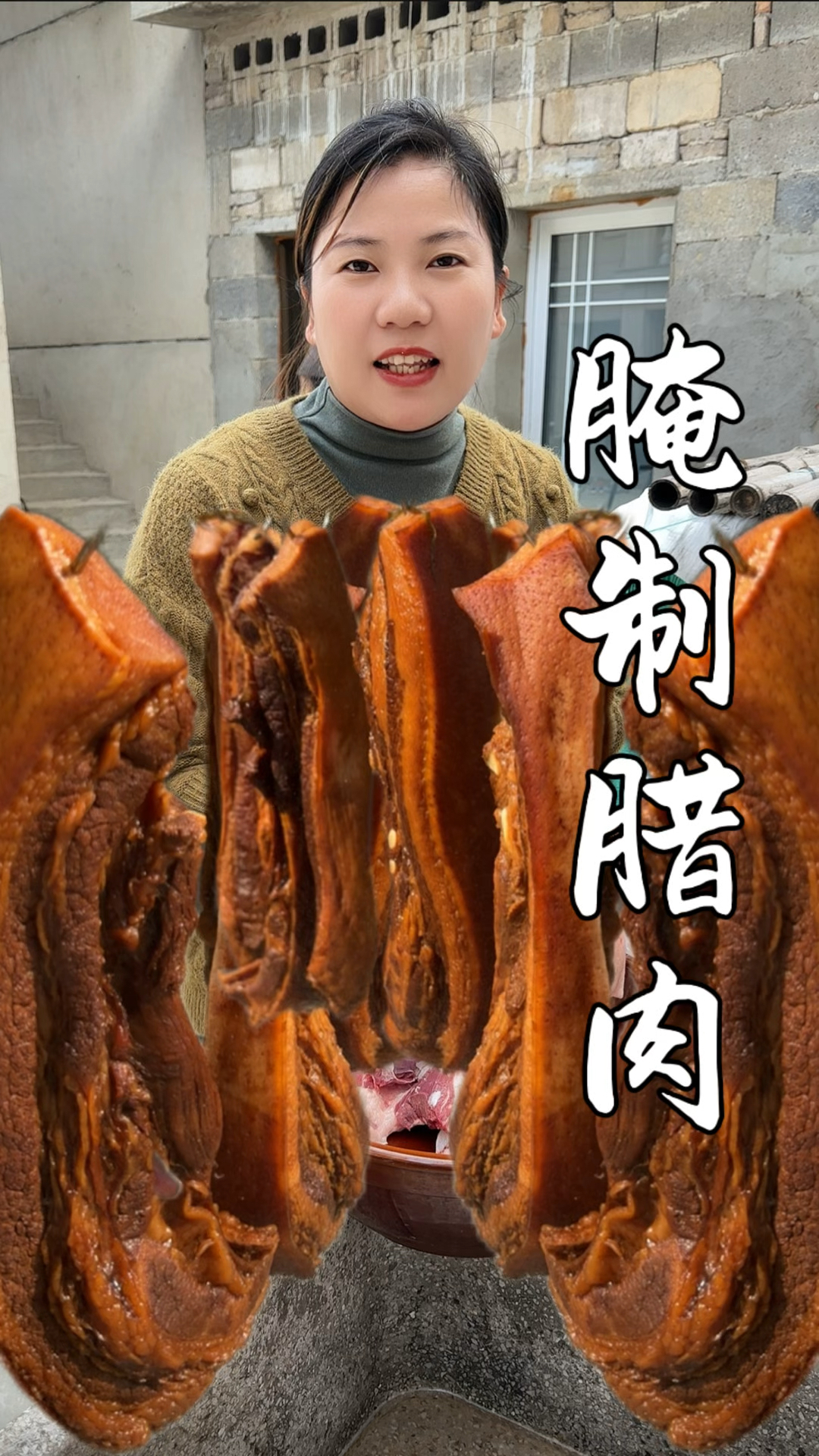 把猪肉放到开水里烫一烫,这才是腌制腊肉最好吃的做法,晶莹透亮