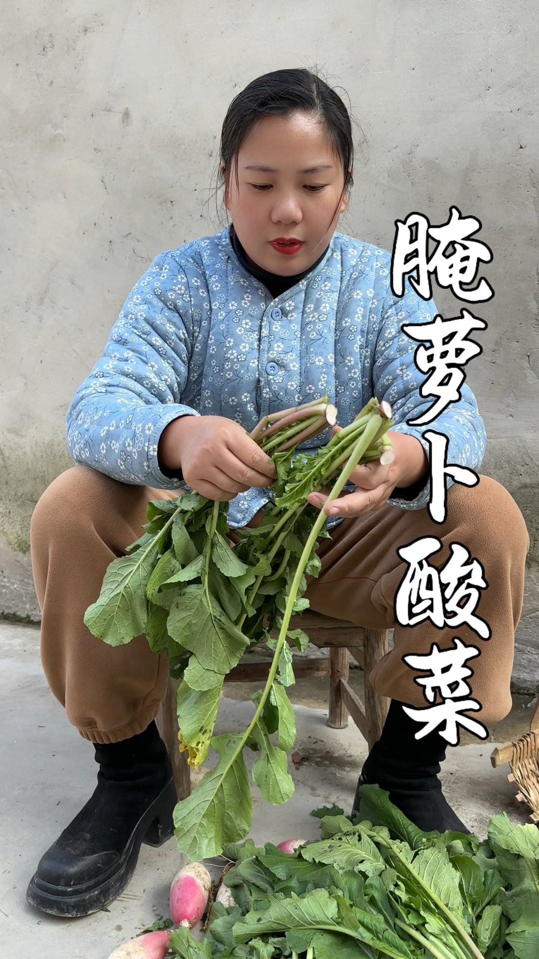 冬天吃萝卜,萝卜菜千万别扔掉,做成酸菜酸脆可口,吃一年不坏
