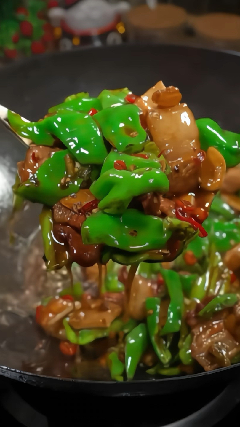 带皮的五花肉炒焦跟辣椒一起炒真的香迷糊了,下饭菜天花板!
