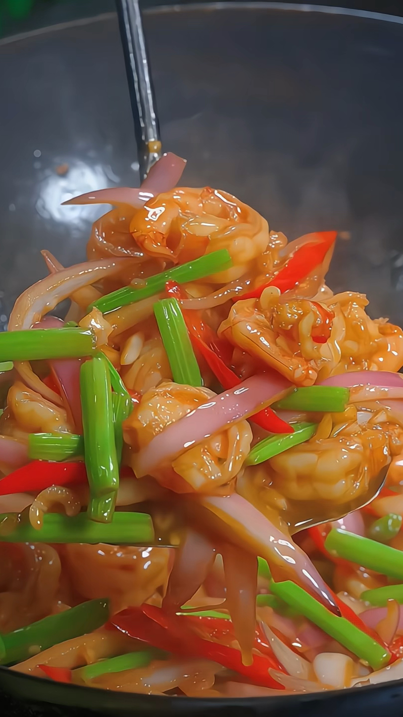大虾买回来,你就试试这道芹菜炒虾仁,鲜香滑嫩,营养又好吃!