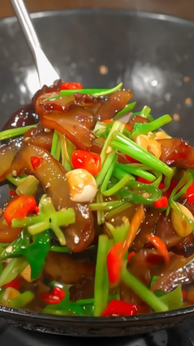 炒个自家熏制的腊猪耳,简单一炒就特别香#家常小炒