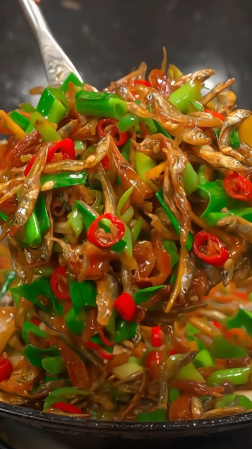 农家柴火烘干的小鱼小虾,简单用辣椒一炒酥香可口没有苦味