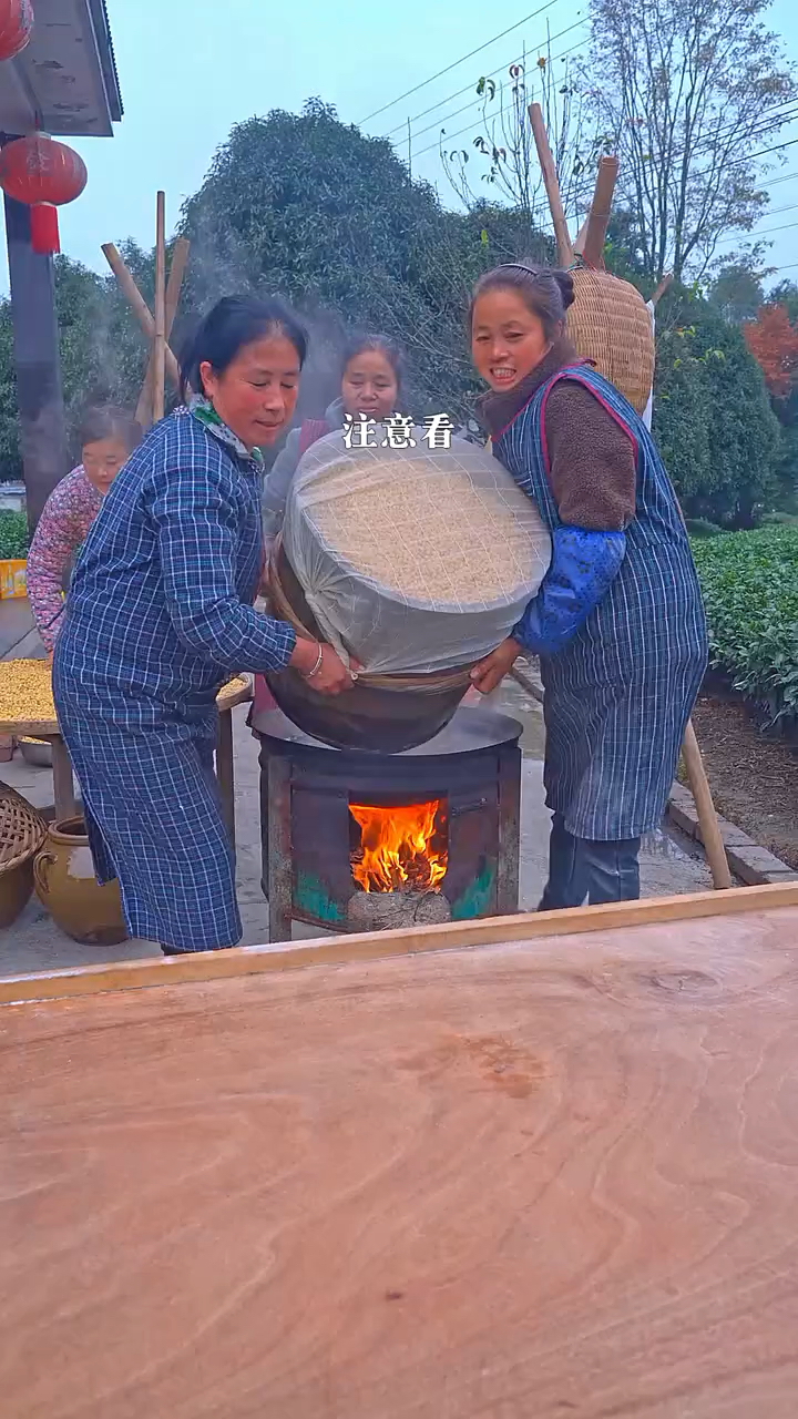 又到了用黄豆酿酱油的季节