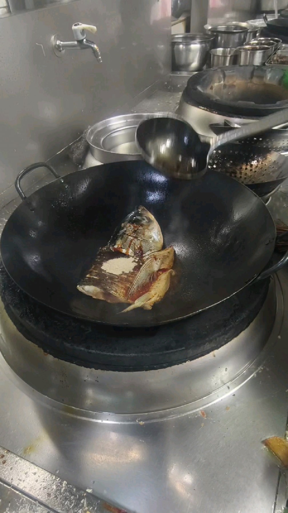 酒店里的鱼头烧豆腐