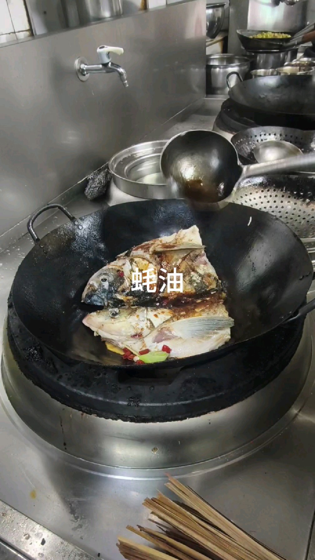 胖头鱼头炖豆腐。