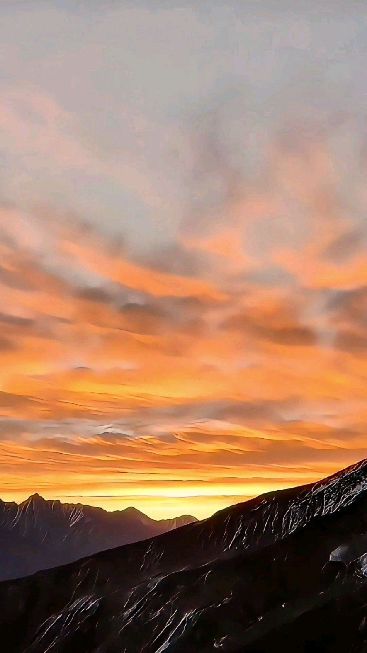 朝霞满天映雪山 鱼鳞云影遍碧天 金光破洞照云朵 美景醉人心自怜