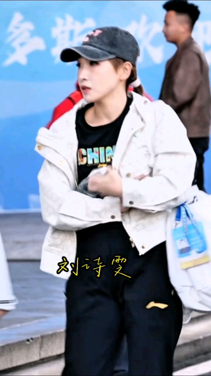 刘诗雯头戴鸭舌帽背着包抱着手臂走路好酷啊,期待她取得新成绩!