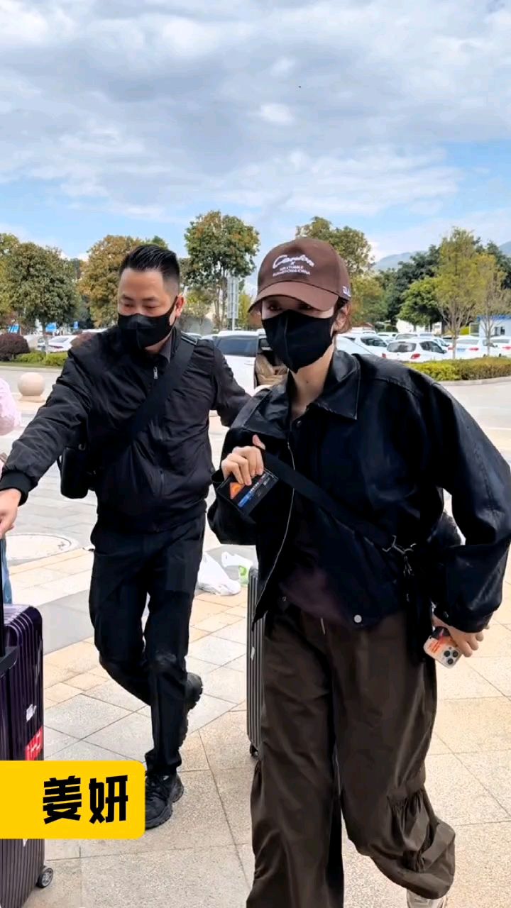 姜妍路透,头戴鸭舌帽身穿皮衣,又酷又休闲～