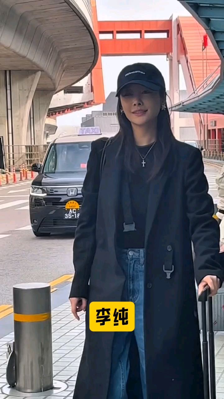 李纯戴鸭舌帽穿风衣+牛仔裤,走起路来又美又飒!
