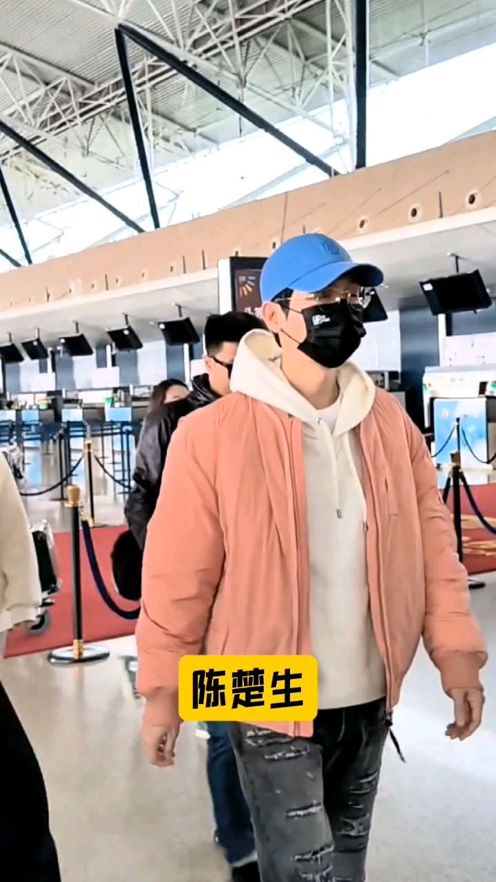 陈楚生戴蓝色鸭舌帽好亮眼,穿粉色外套内搭白色帽衫休闲又时尚!