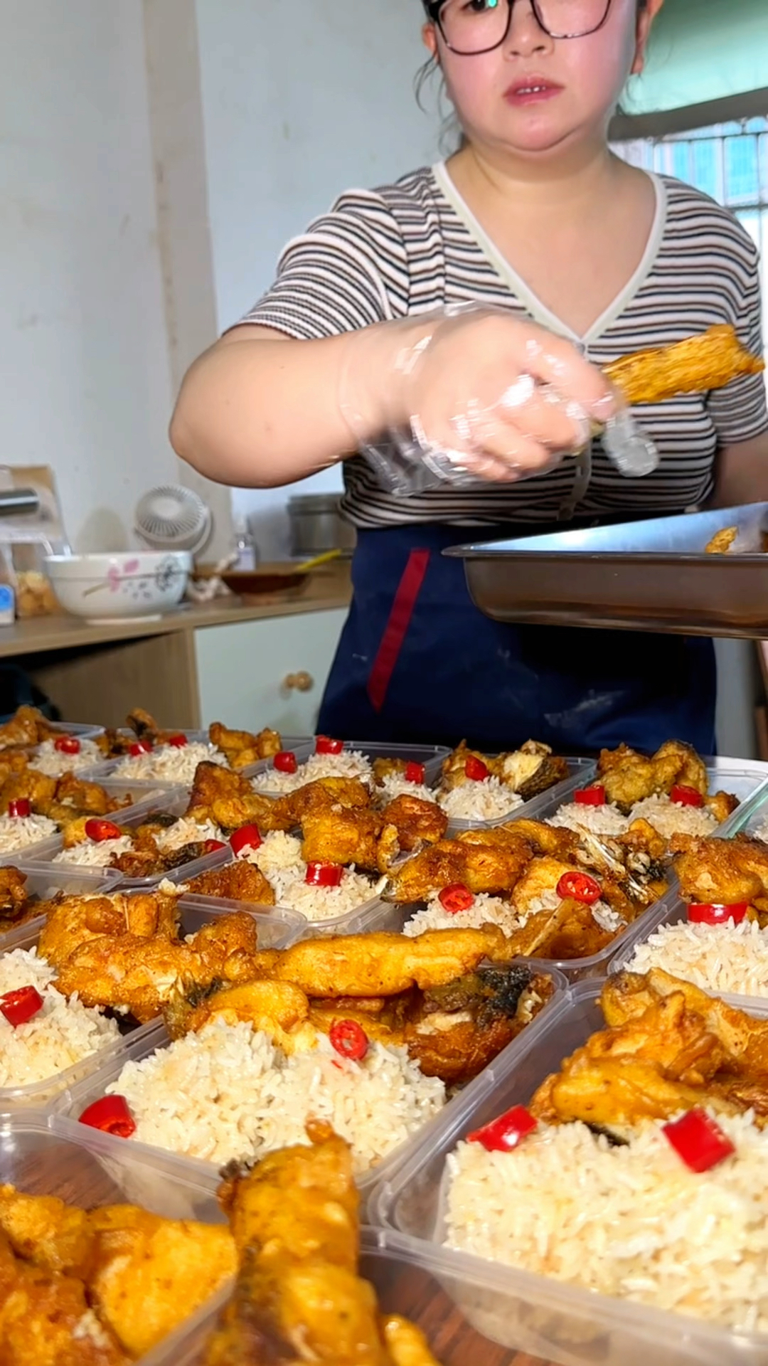 工地摆摊卖盒饭,10元珍珠肉丸,青椒肉丝和炸鱼块,3荤1素实惠又好吃!