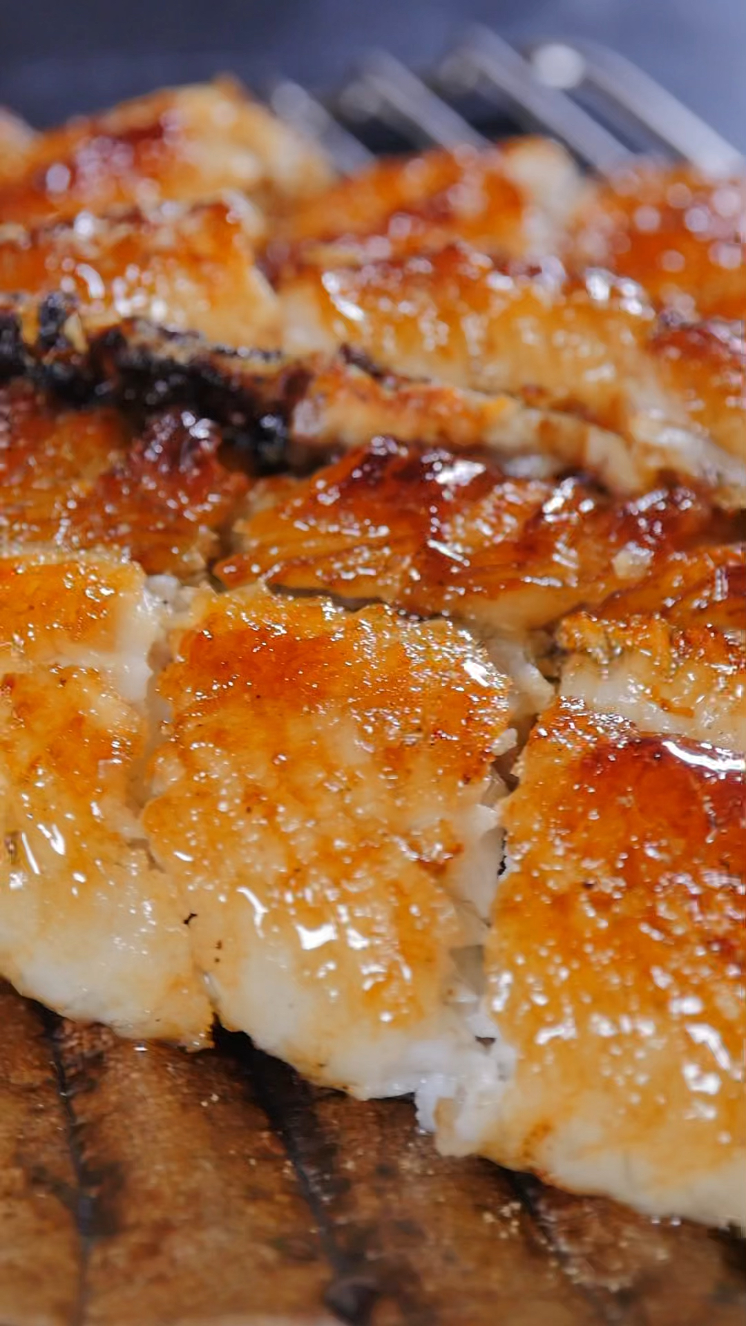 刚刚烤好的鳗鱼,金黄的颜色诱人的味道