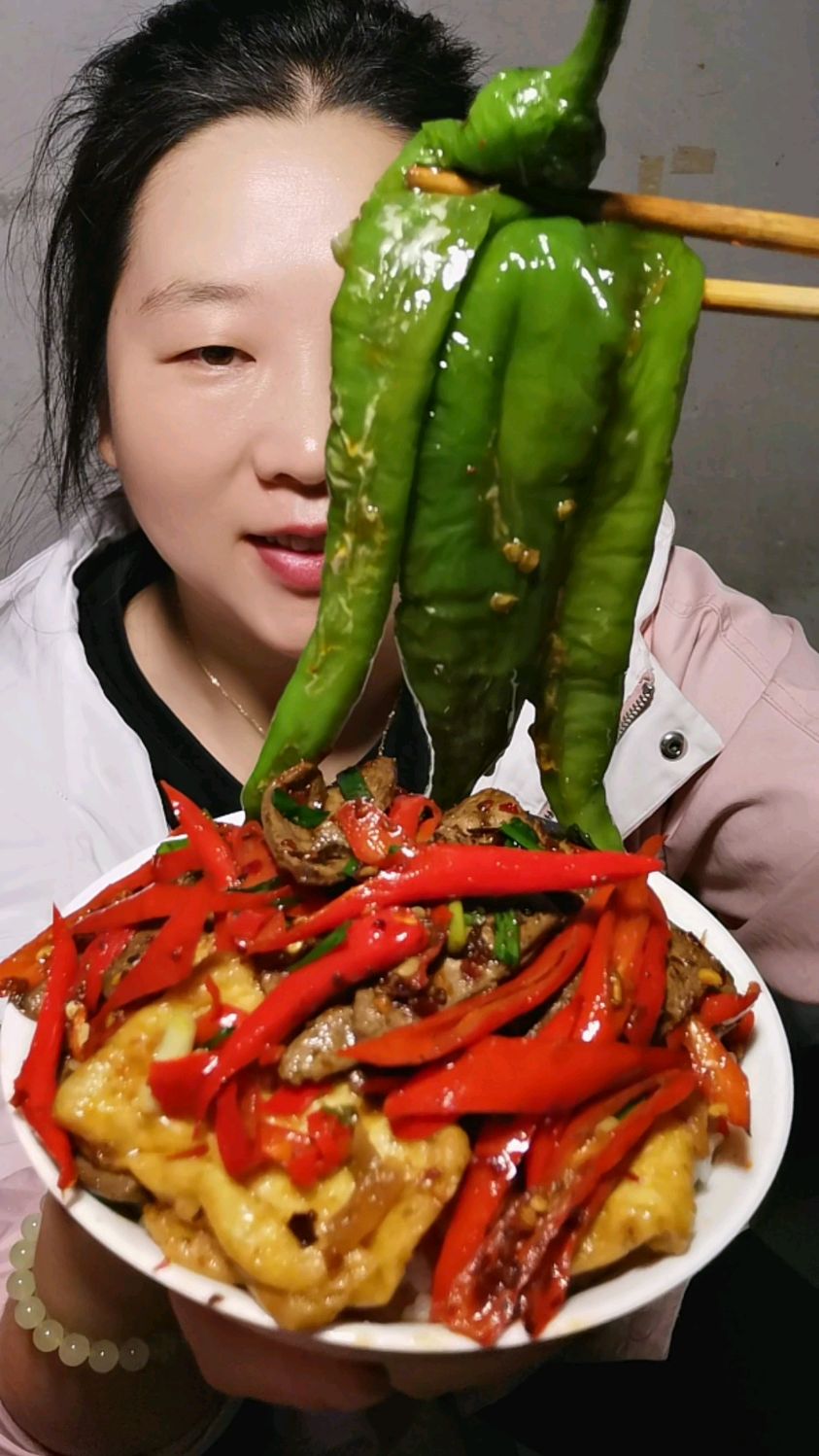 今天吃的辣椒炒猪肝,爆辣椒,辣椒炒油豆腐,下饭。