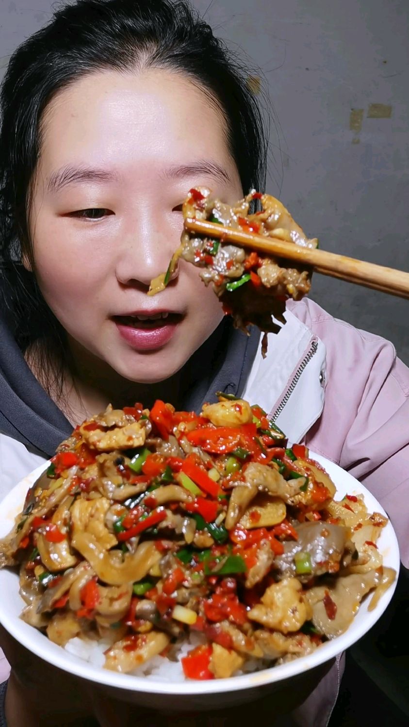 今天吃平菇炒肉,巨好吃巨下饭。