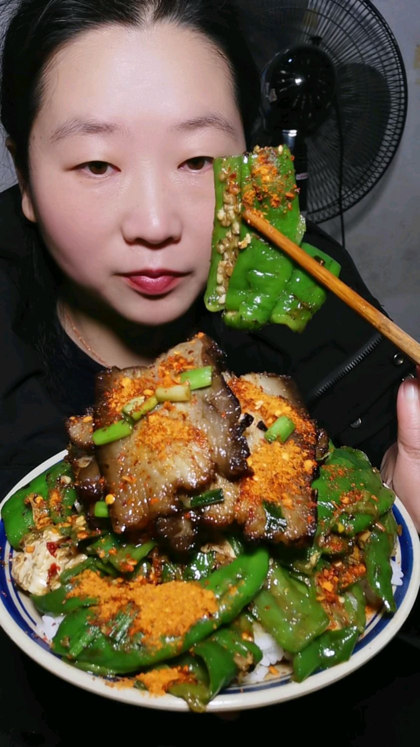 今天吃农家烟熏腊肉,辣椒炒鸡蛋,巨好吃巨下饭。