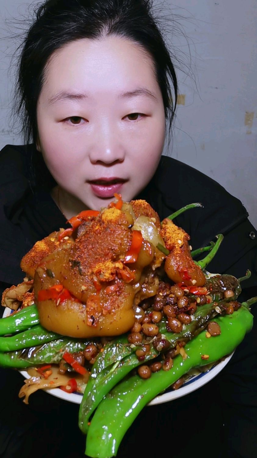 今天吃红烧猪脚,豆豉烧辣椒,巨好吃巨下饭。