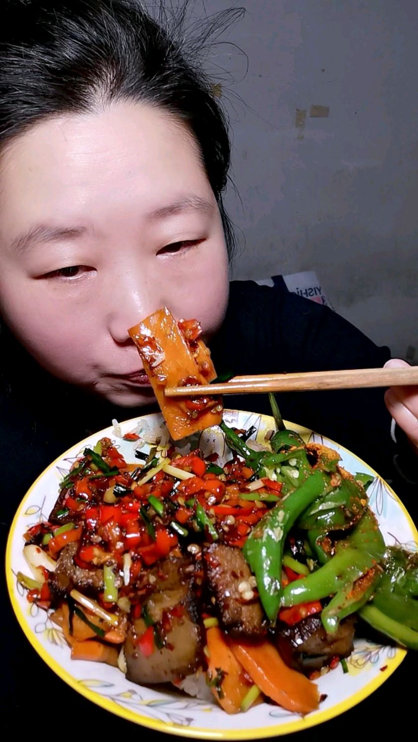 今天吃爆辣椒,辣椒炒腊肉,辣椒炒红萝卜,超下饭。