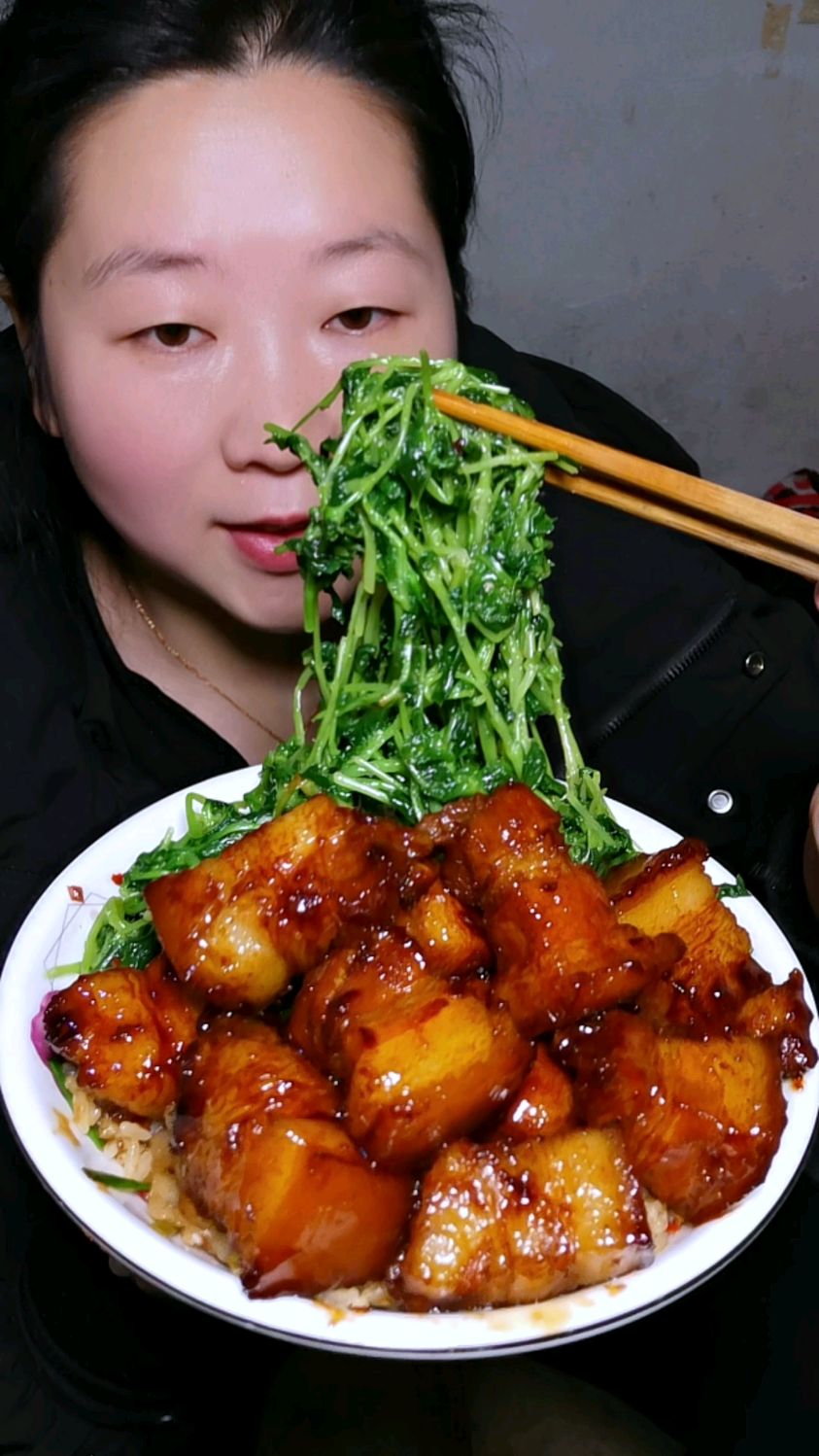 今天吃红烧肉,鹅肠菜,泡椒魔芋豆腐炒饭,妈呀的太香了。