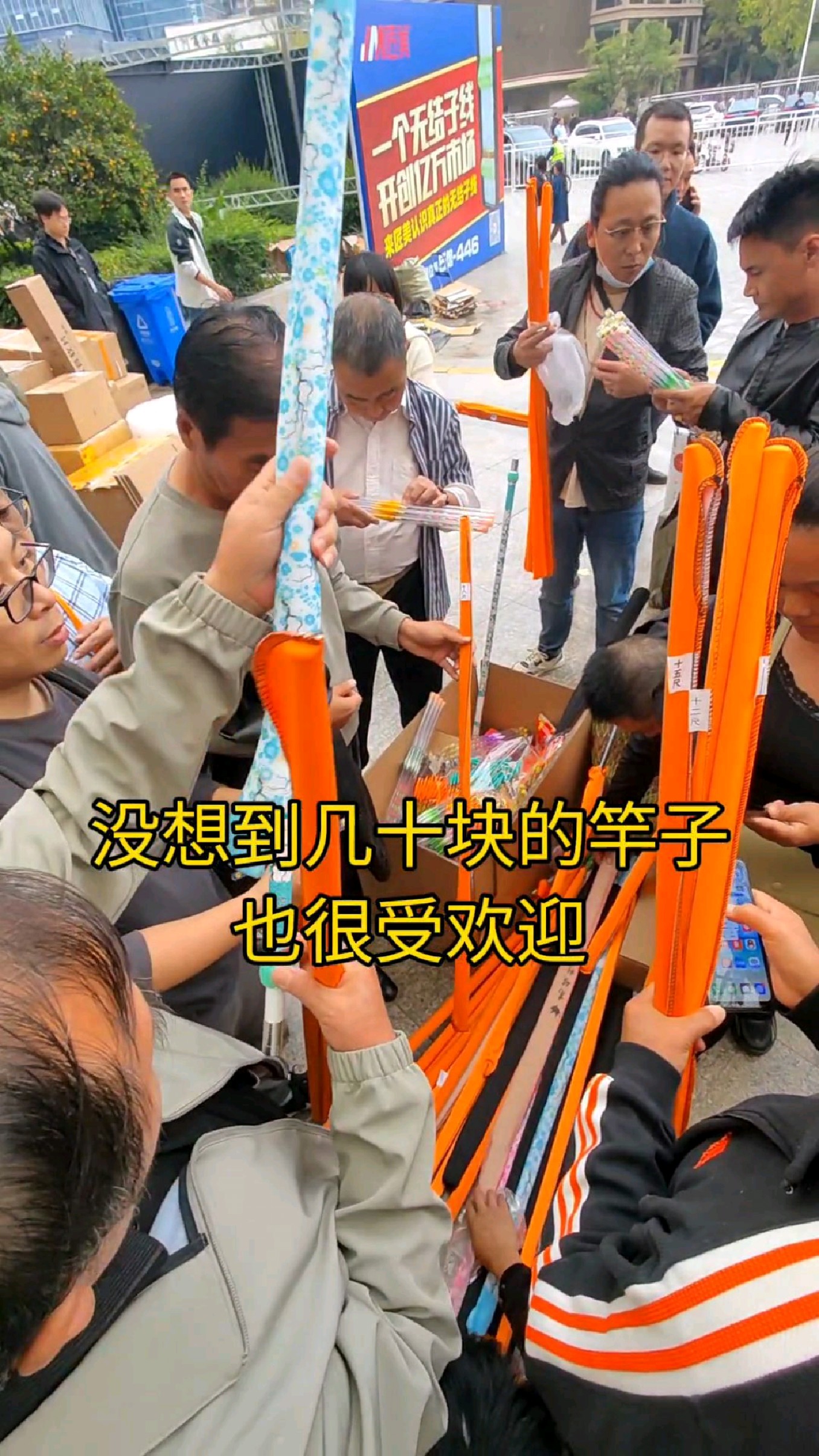 逛渔具展,看到众人抢买鱼竿,一看价格终于明白