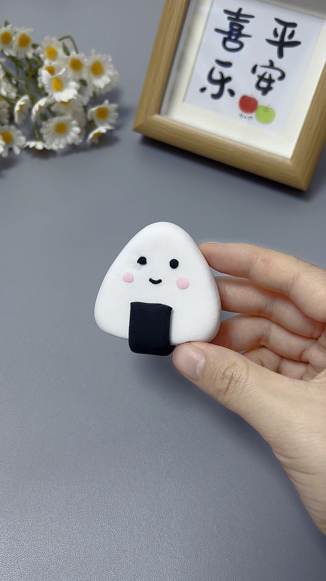 用粘土做个可爱的小饭团,一起来试试吧#粘土手工 #亲子手工