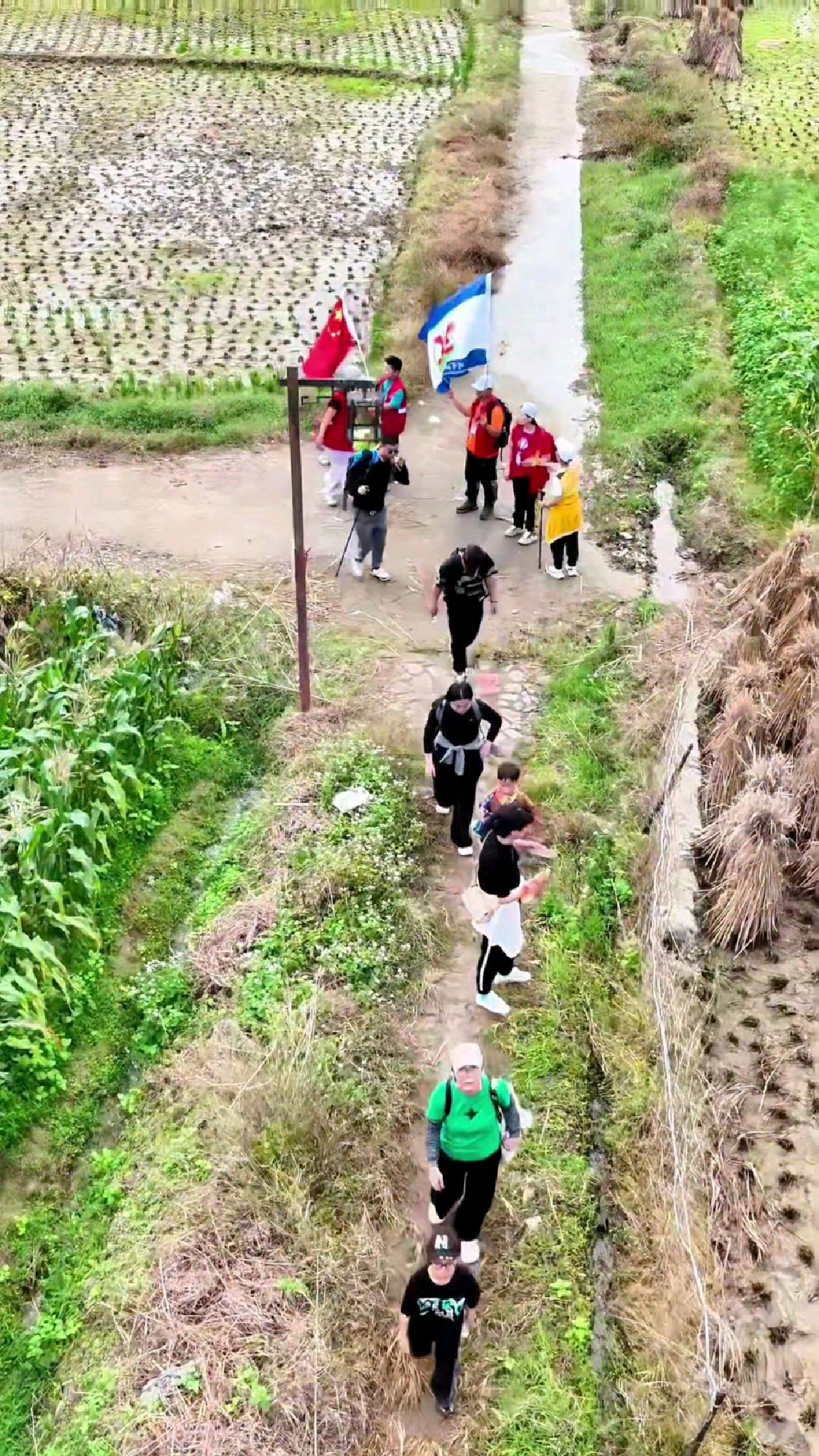 航拍永嘉灵运诗路登山活动,几百人的队伍穿越草丛菜地,非常壮观