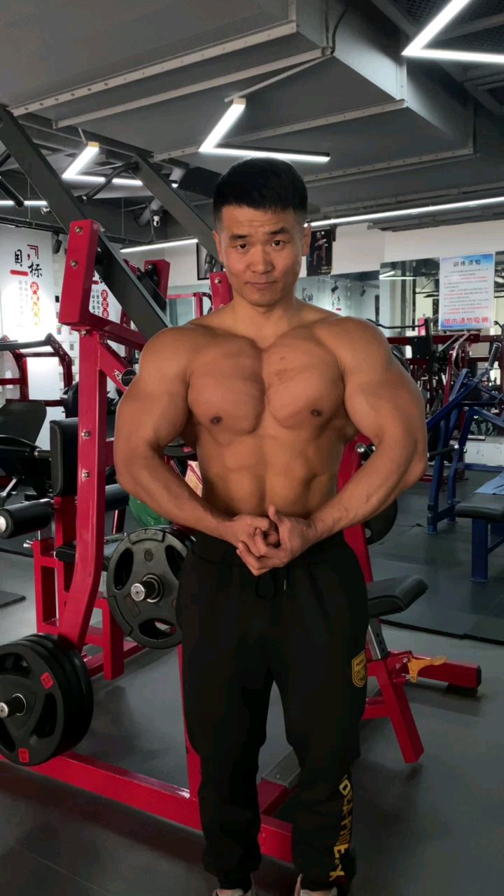 大胸肌肉男展示肌肉