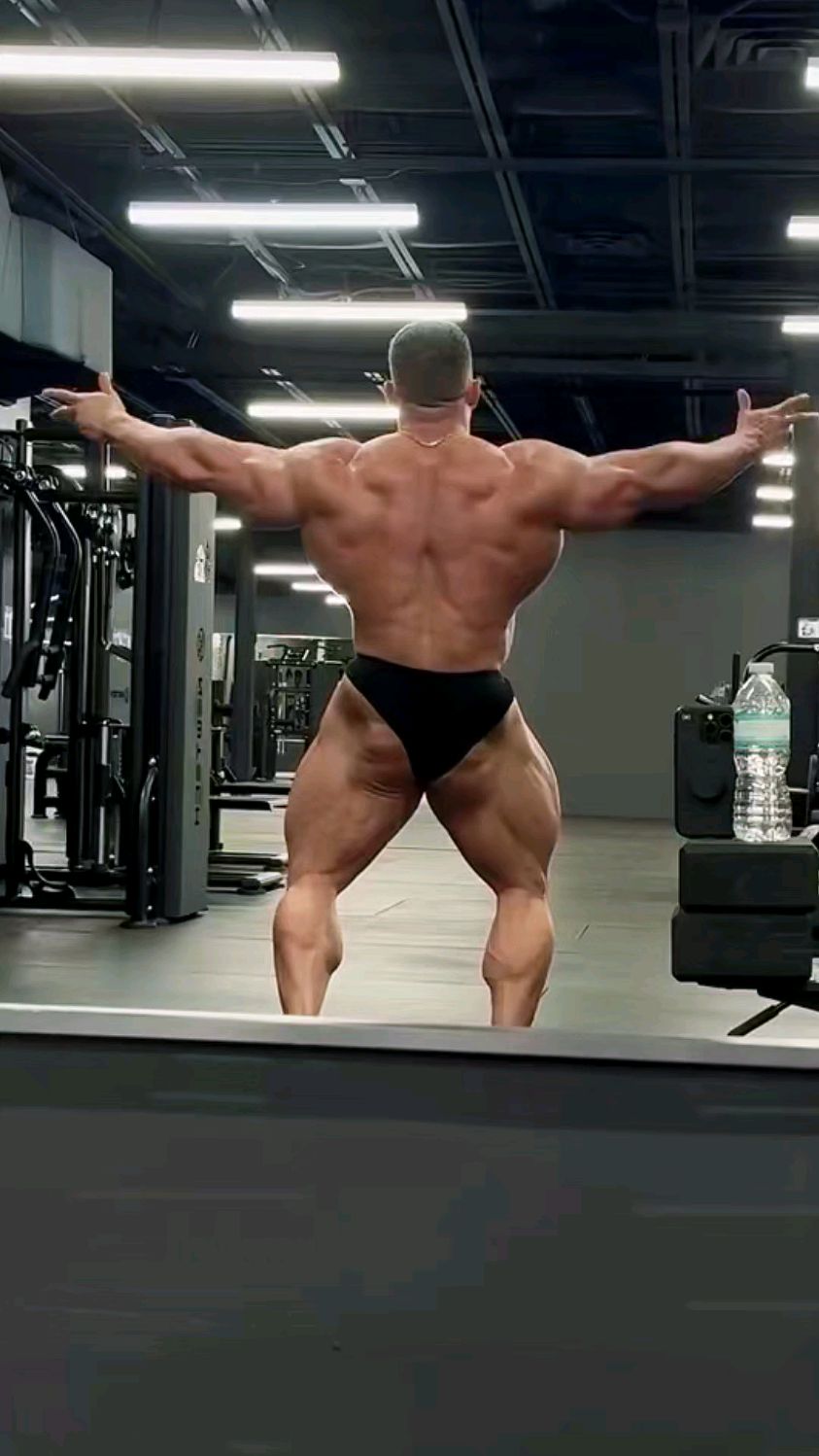 巨大的肌肉猛男背影