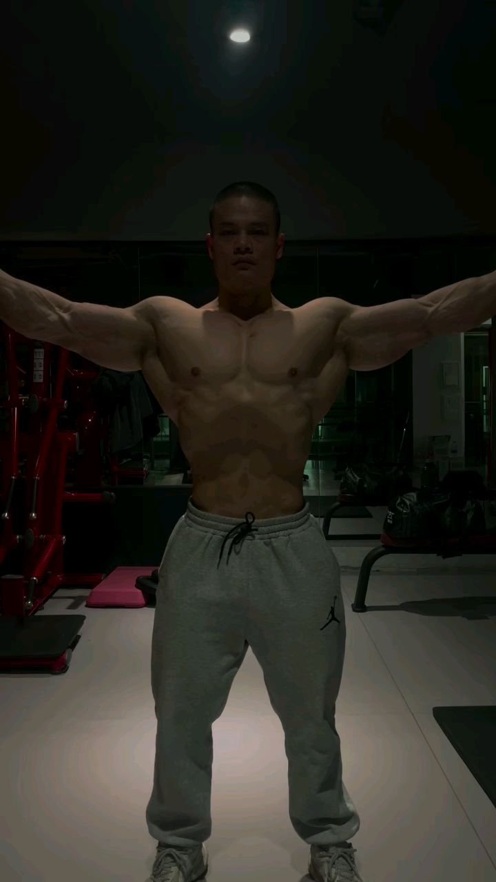 帅气的肌肉男健美造型