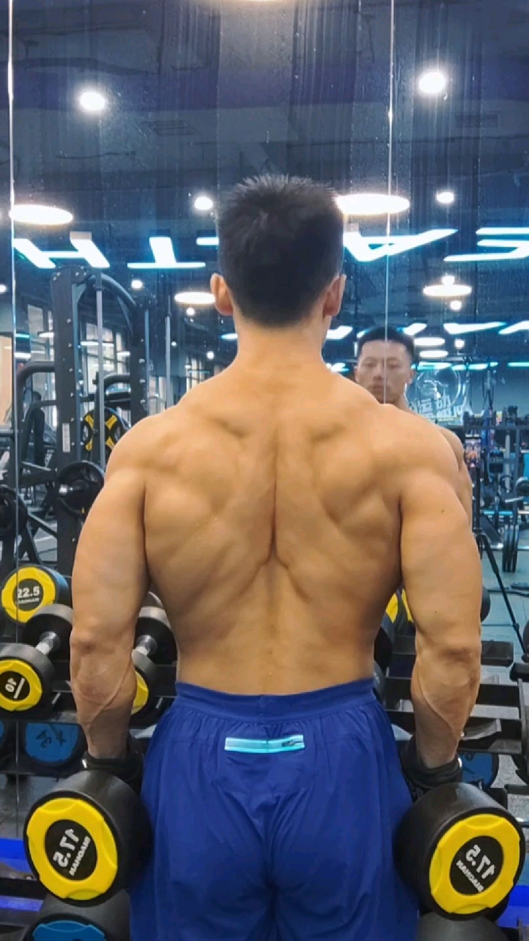 这肌肉男背影你打几分
