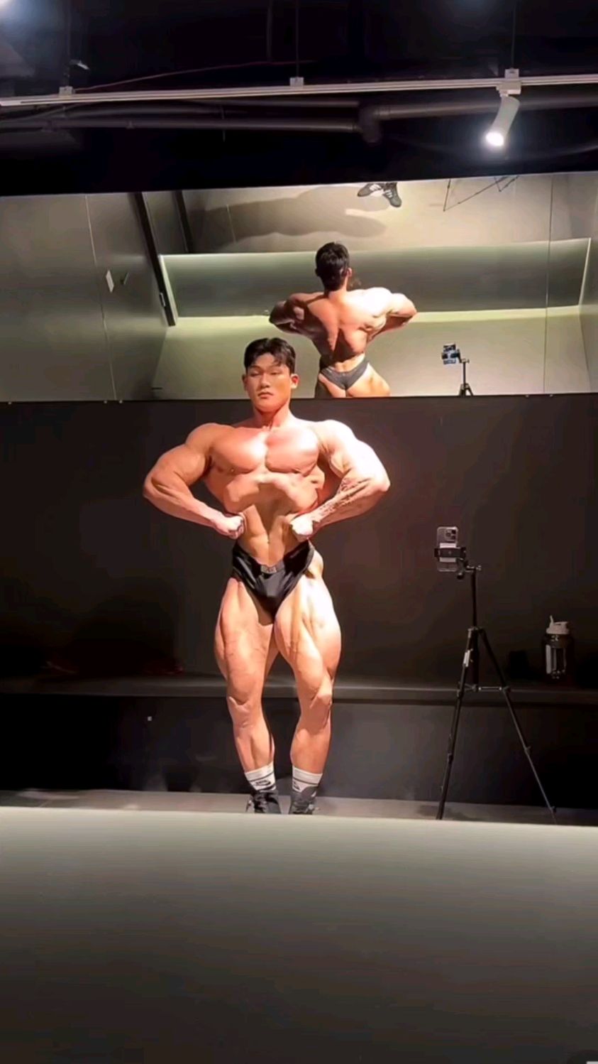 这肌肉体型比例好看吧