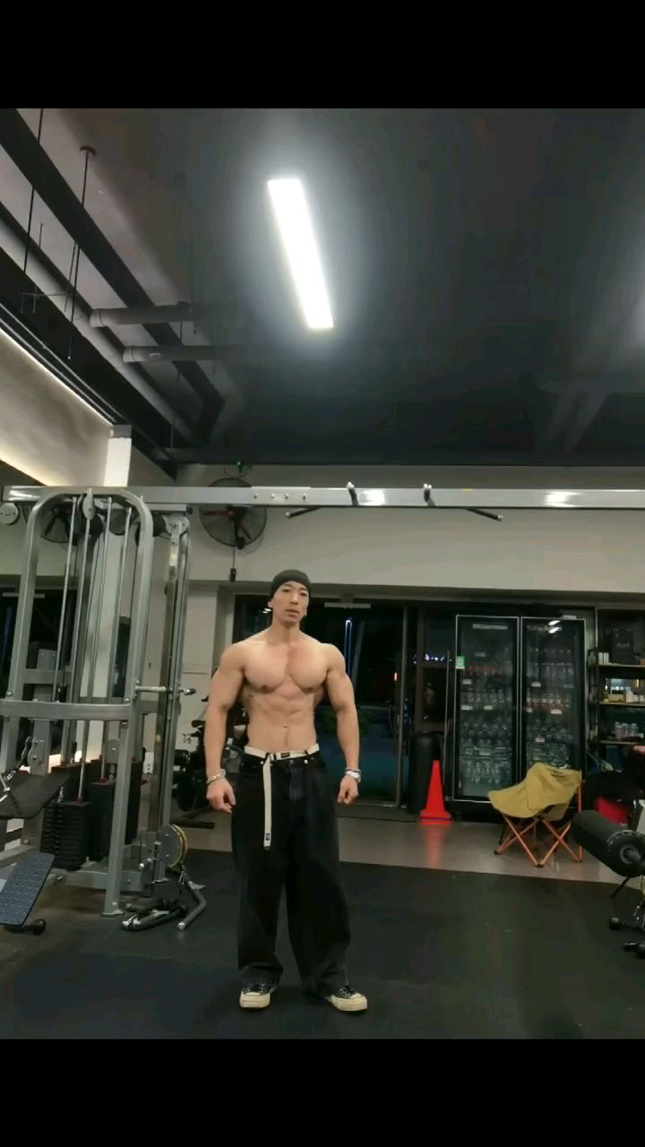 大胸肌肉男这背景音乐配的有才