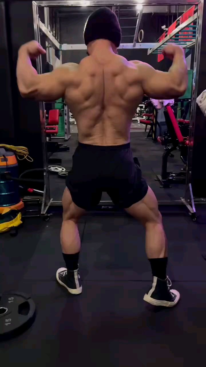 肌肉猛男展示又宽又厚的背部肌肉