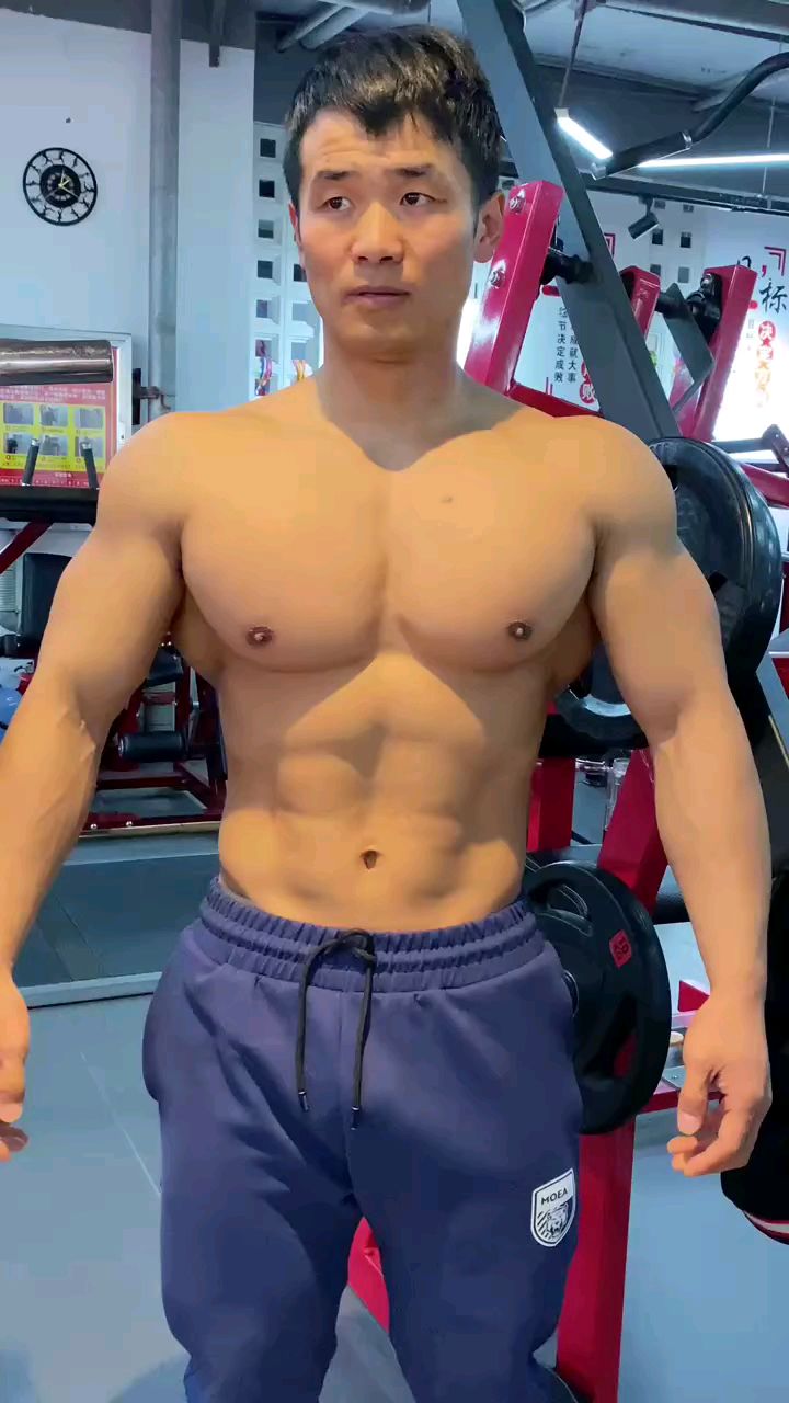 厚实饱满方形大胸肌肉男