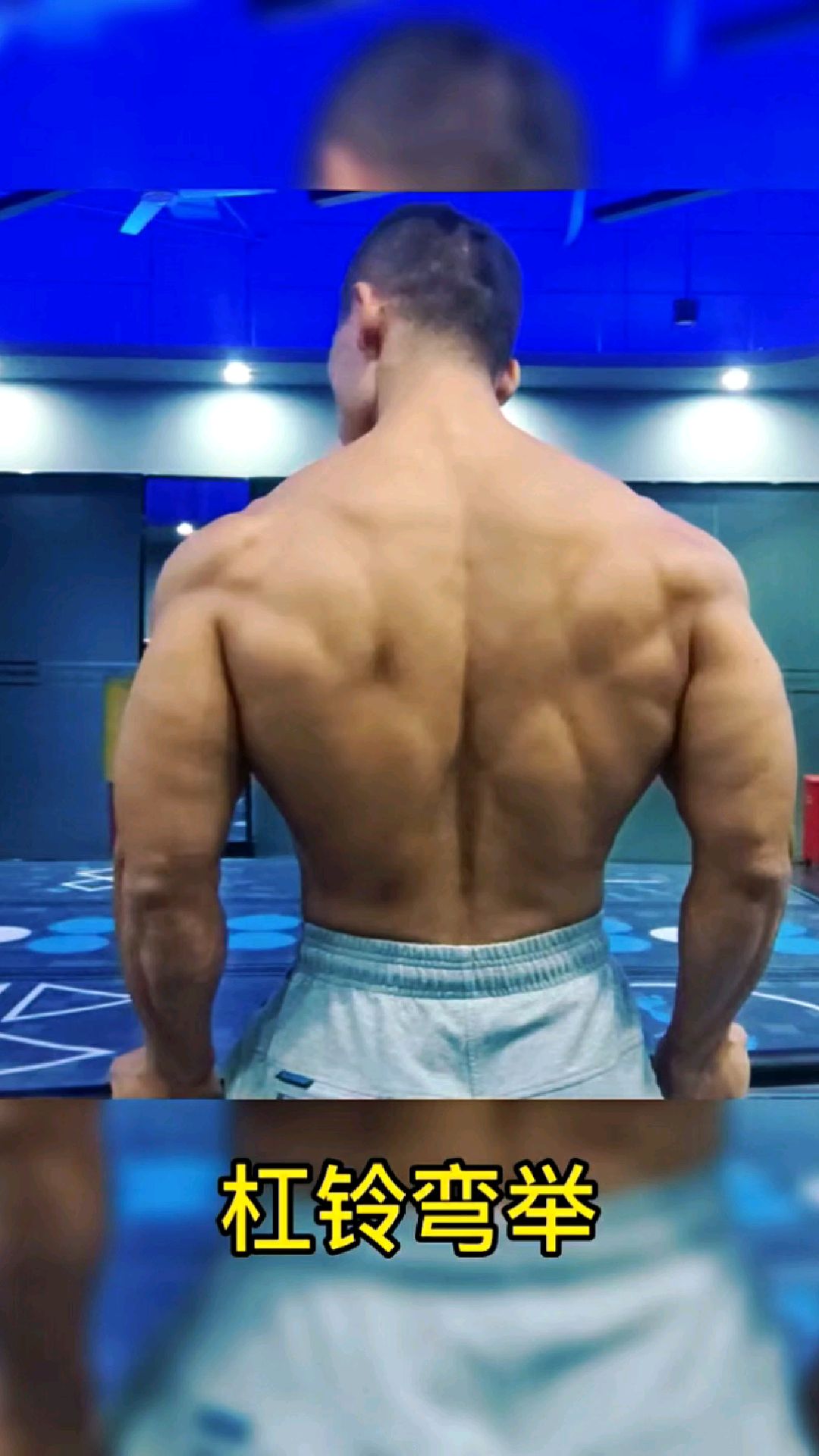 漂亮的男友背肌肉男肱二头肌训练