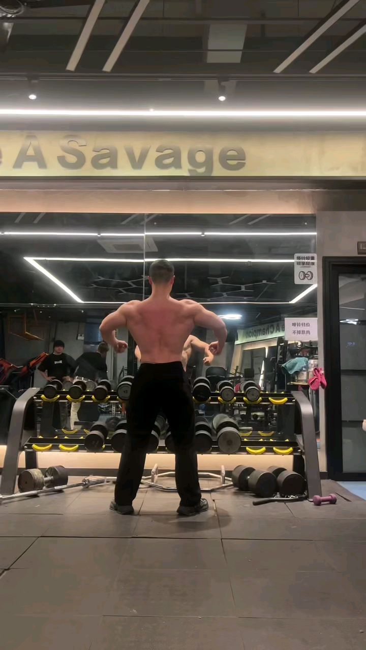 宽肩窄腰肌肉男背影你打几分