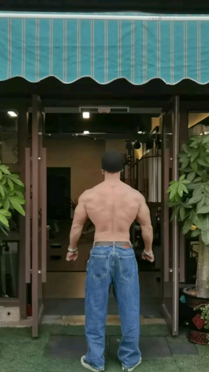 肌肉猛男展示拉丝背部肌肉