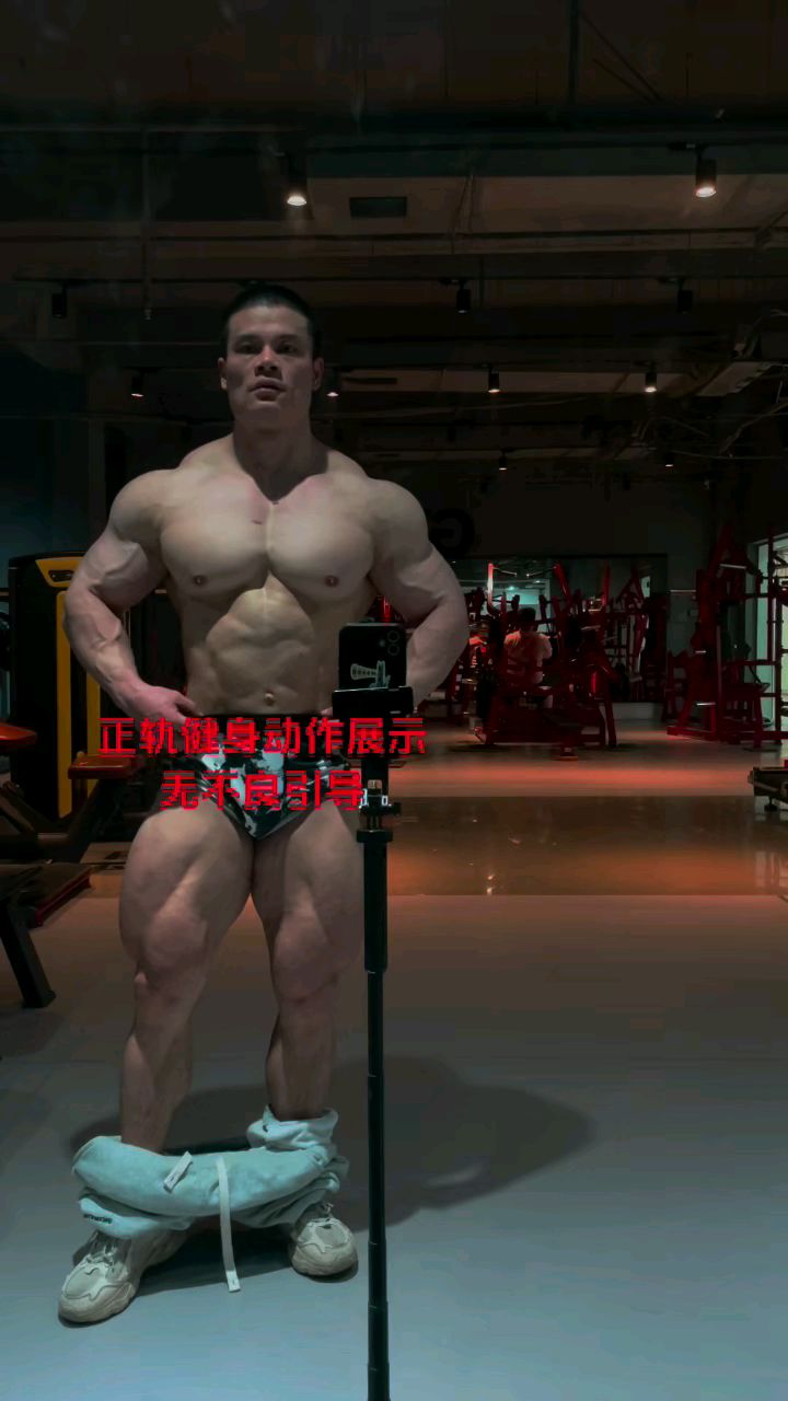 帅气的肌肉男健美造型展示