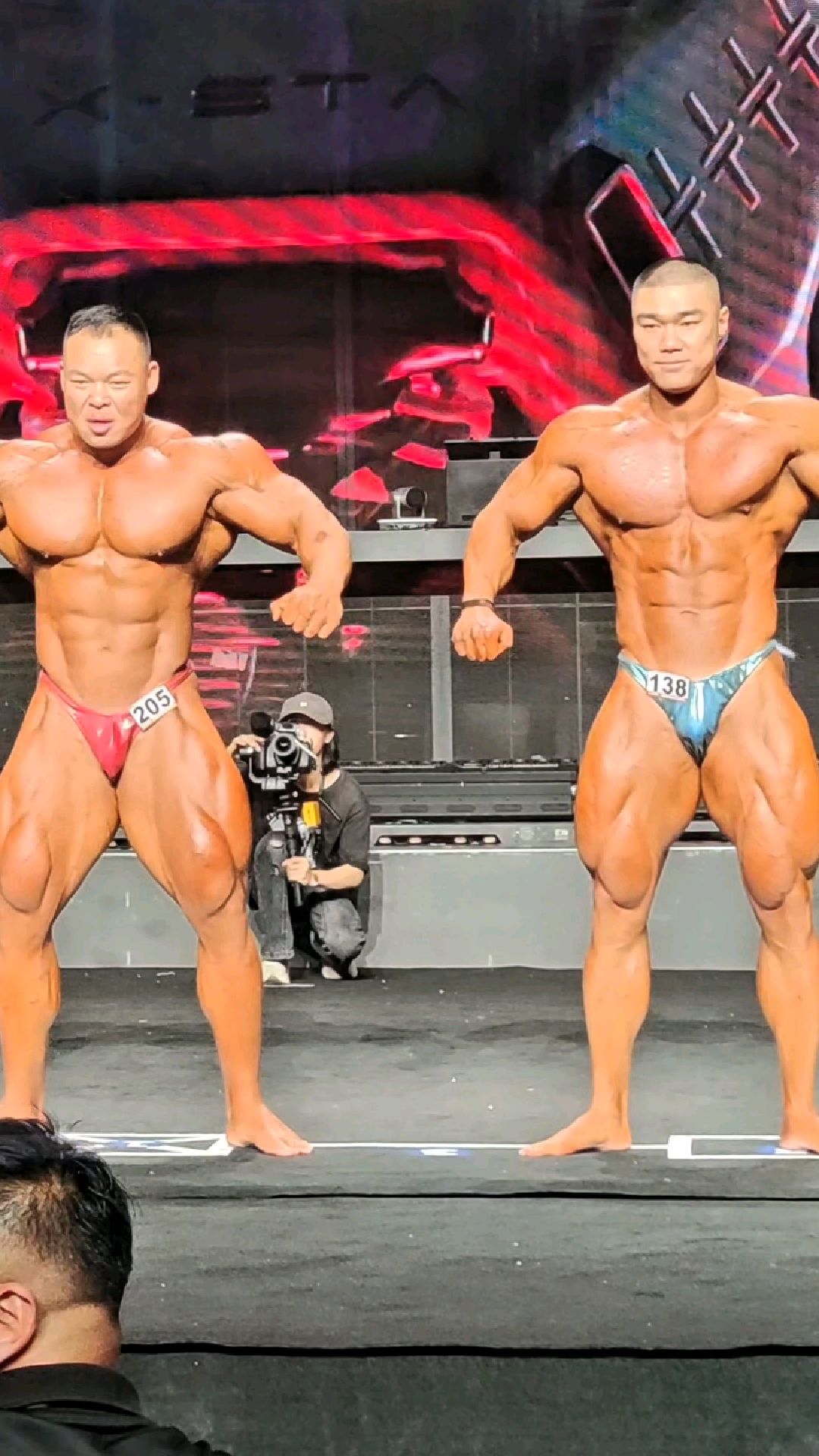 健美比赛现场俩肌肉猛男好大