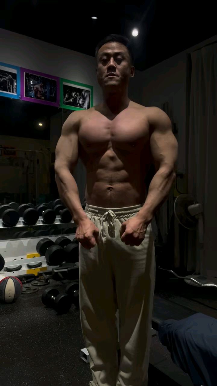 大胸肌肉男哥展示身材