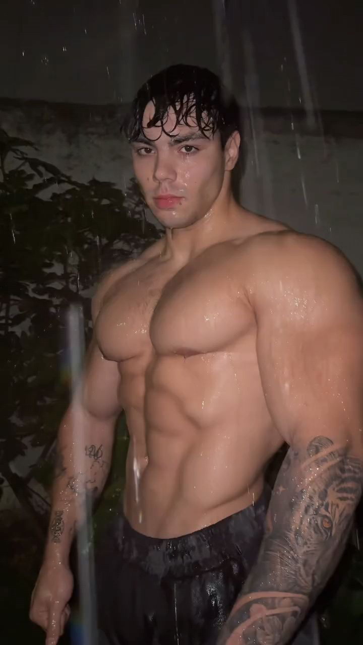 这么帅的肌肉男,你确定不羡慕这身肉