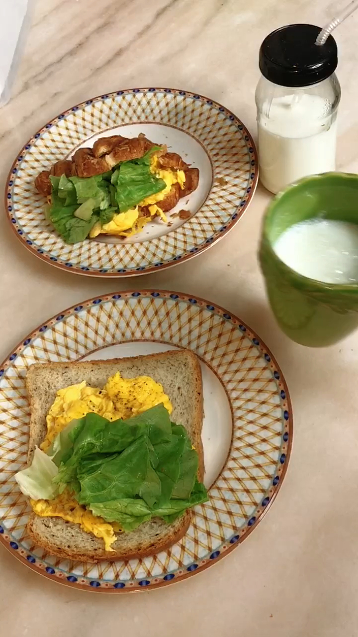 和老爸的日常早餐:面包+牛奶#轻食简餐 #营养美味