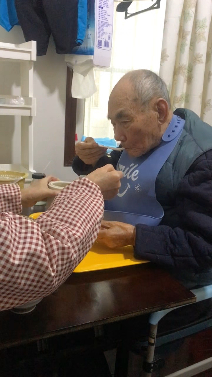 和爸爸的日常午餐:香菜炒千张+猪油渣炒菠菜+汽水肉